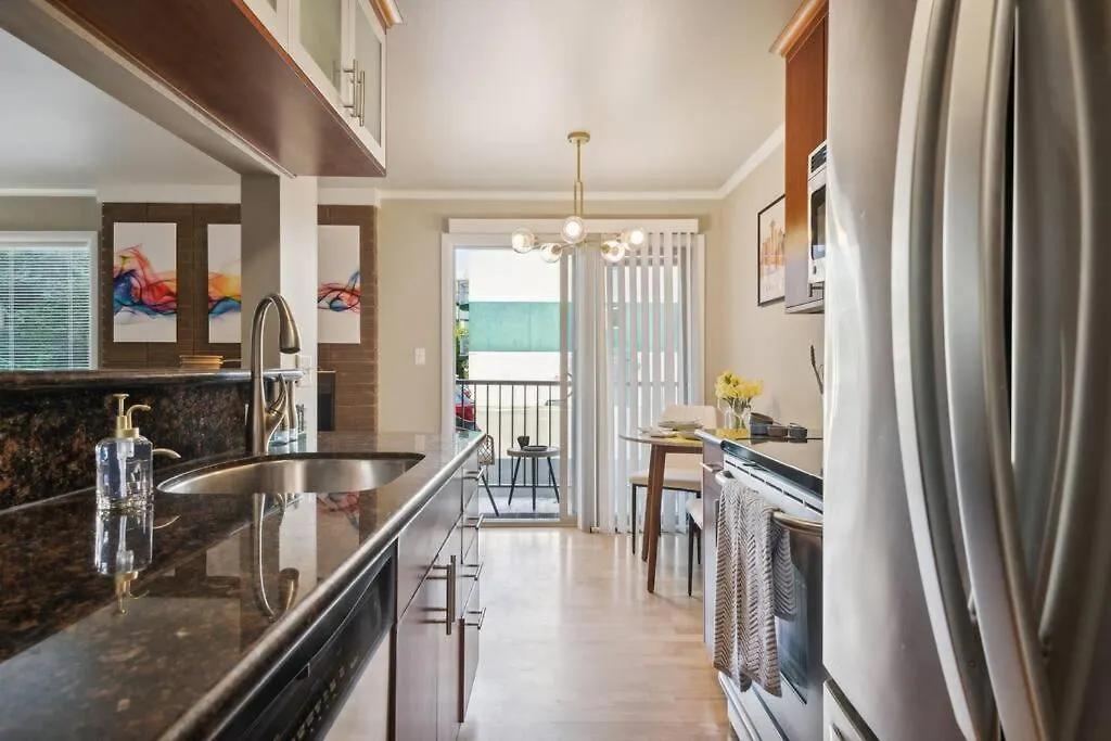 Apartment Vibrant 2Bed Condo - Stroll To Sea Space Needle Seattle
